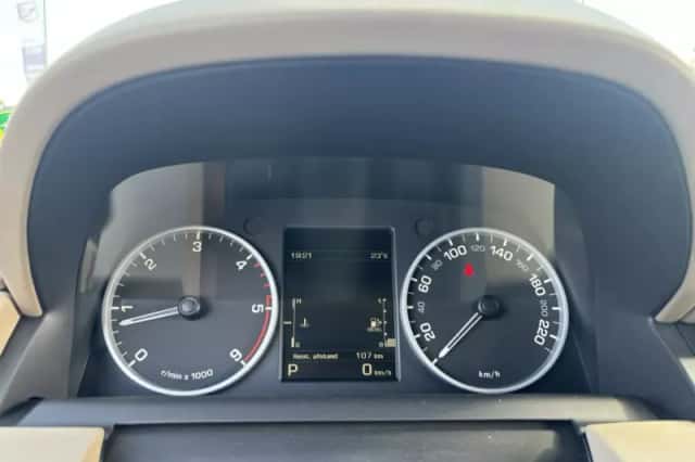 Land Rover Discovery (2010) thumbnail 18