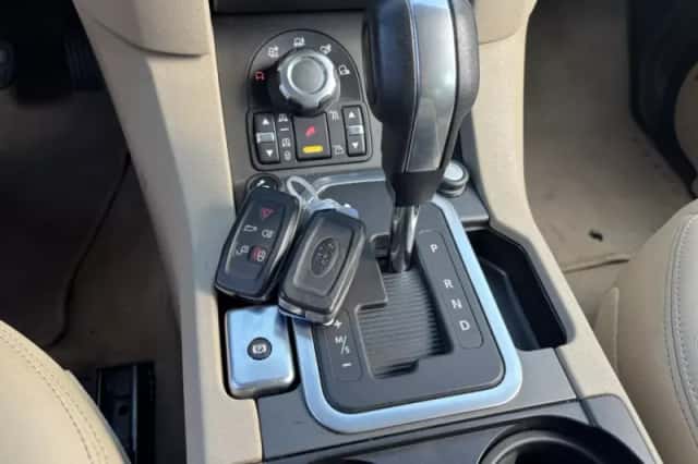 Land Rover Discovery (2010) thumbnail 19