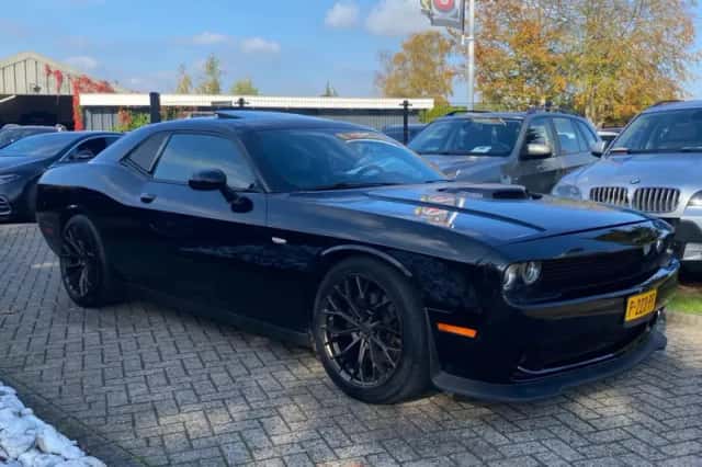 Dodge Challenger (2015) thumbnail 3