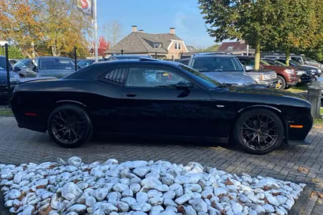 Dodge Challenger (2015) thumbnail 4