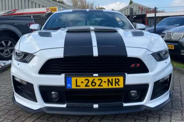 Ford Mustang (2015) thumbnail 2
