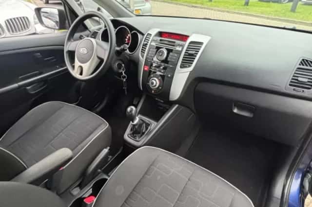 Kia Venga (2010) thumbnail 8