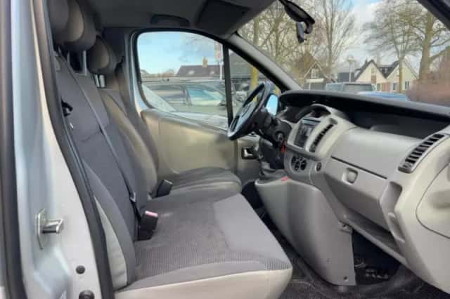 Opel Vivaro (2011) thumbnail 11