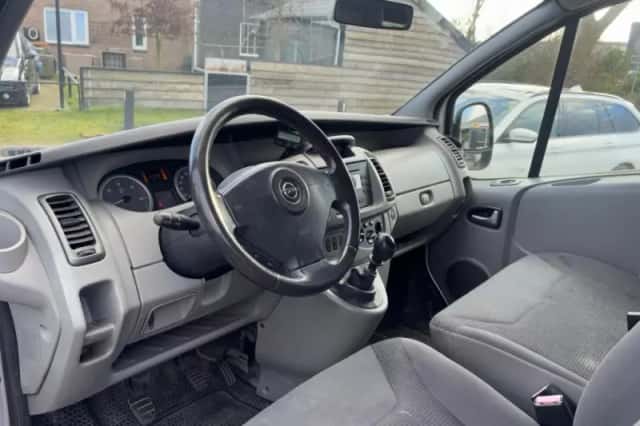 Opel Vivaro (2011) thumbnail 12