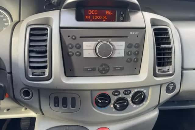 Opel Vivaro (2011) thumbnail 13