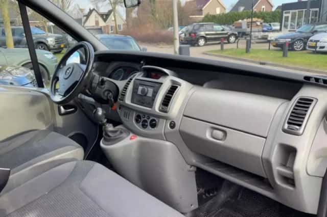 Opel Vivaro (2011) thumbnail 10