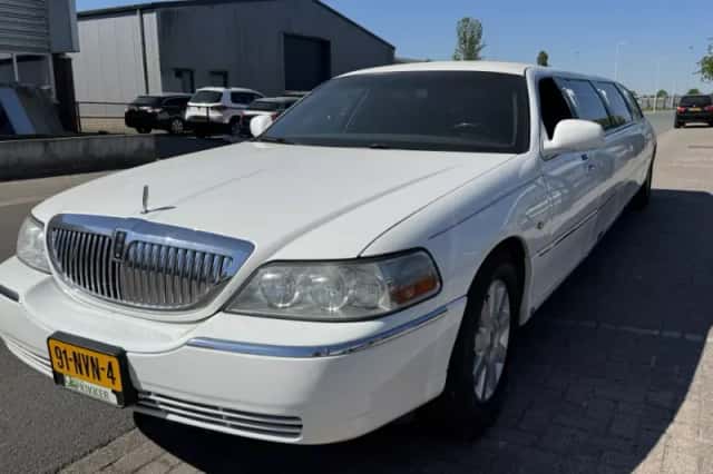Lincoln Town Car (2003) thumbnail 2