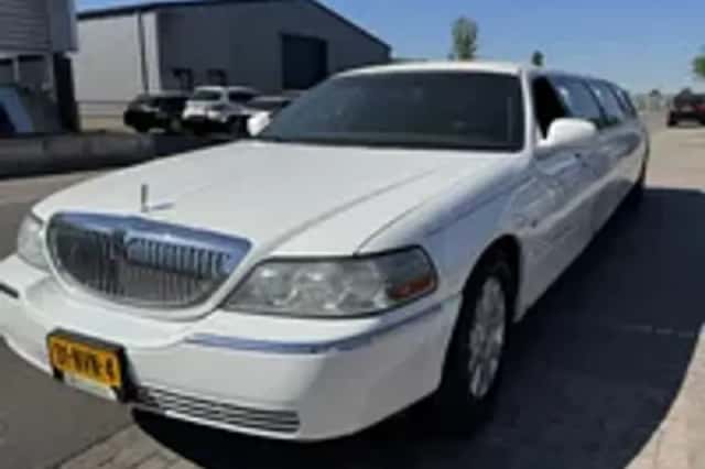 Lincoln Town Car (2003) thumbnail 12