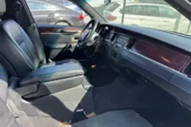 Lincoln Town Car (2003) thumbnail 16