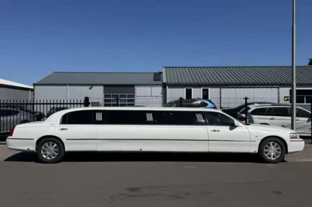 Lincoln Town Car (2003) thumbnail 3