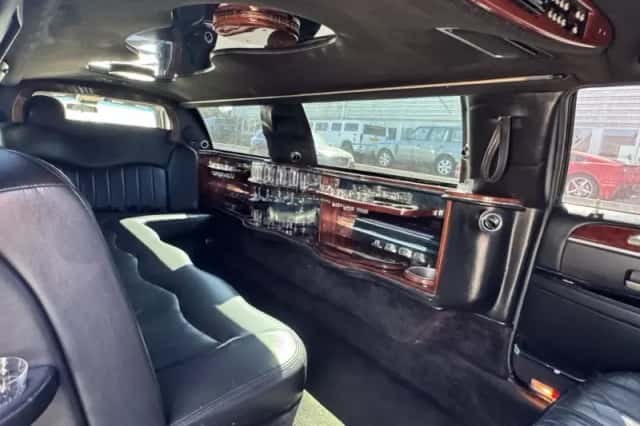 Lincoln Town Car (2003) thumbnail 8