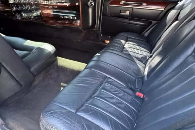 Lincoln Town Car (2003) thumbnail 9