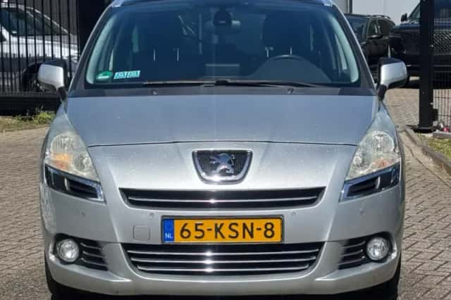 Peugeot 5008 (2010) thumbnail 2