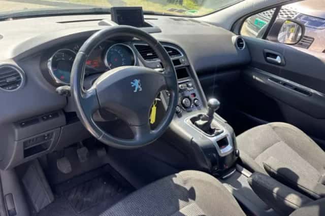 Peugeot 5008 (2010) thumbnail 14