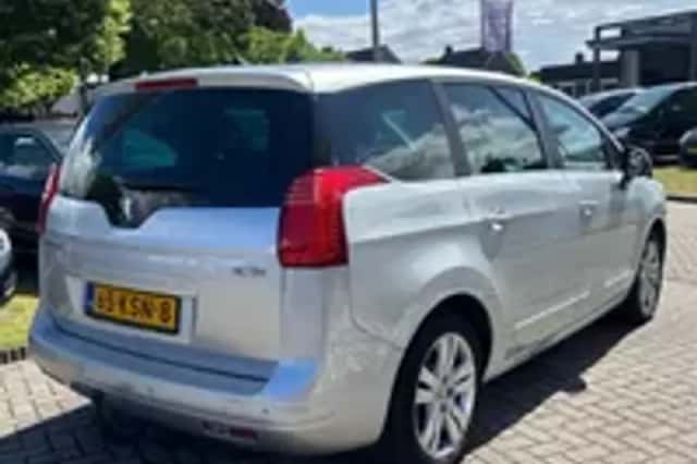 Peugeot 5008 (2010) thumbnail 24
