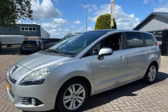Peugeot 5008 (2010) thumbnail 4