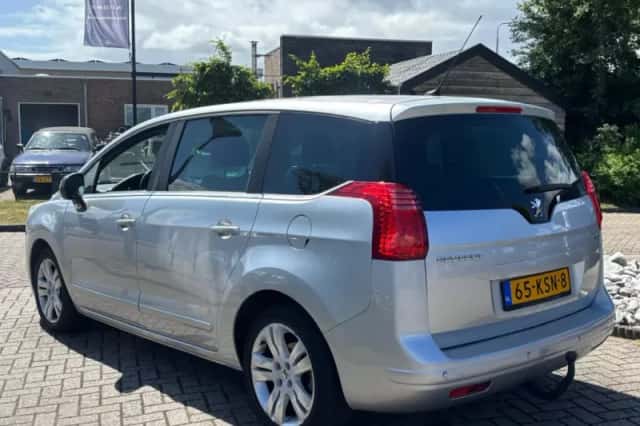 Peugeot 5008 (2010) thumbnail 7