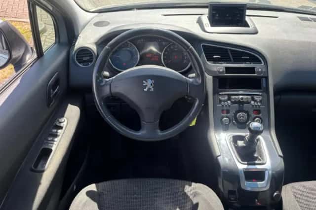 Peugeot 5008 (2010) thumbnail 8