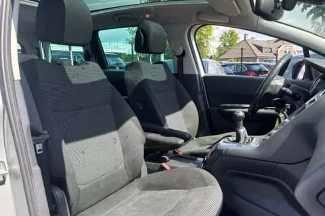 Peugeot 5008 (2010) thumbnail 9