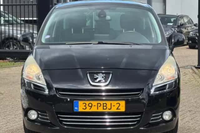 Peugeot 5008 (2011) thumbnail 2