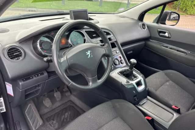 Peugeot 5008 (2011) thumbnail 11