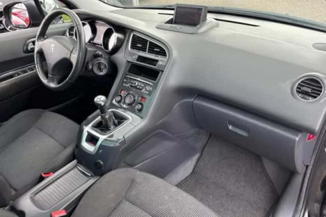 Peugeot 5008 (2011) thumbnail 12
