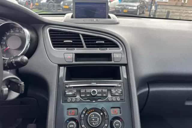 Peugeot 5008 (2011) thumbnail 17