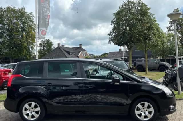 Peugeot 5008 (2011) thumbnail 5