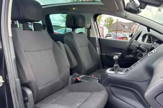 Peugeot 5008 (2011) thumbnail 9