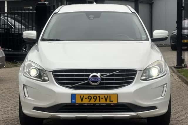 Volvo XC60 (2015) thumbnail 2