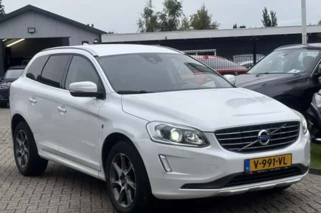 Volvo XC60 (2015) thumbnail 3