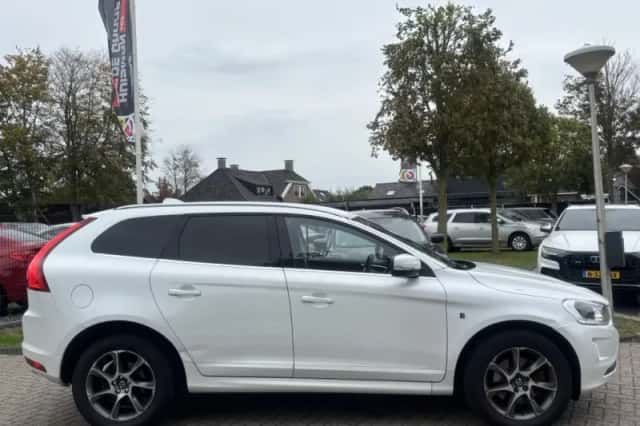 Volvo XC60 (2015) thumbnail 4