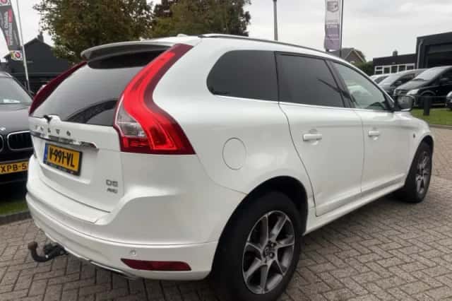Volvo XC60 (2015) thumbnail 5