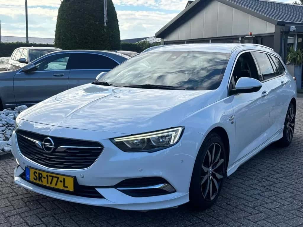 Opel Insignia Sports Tourer (2017) — foto 1