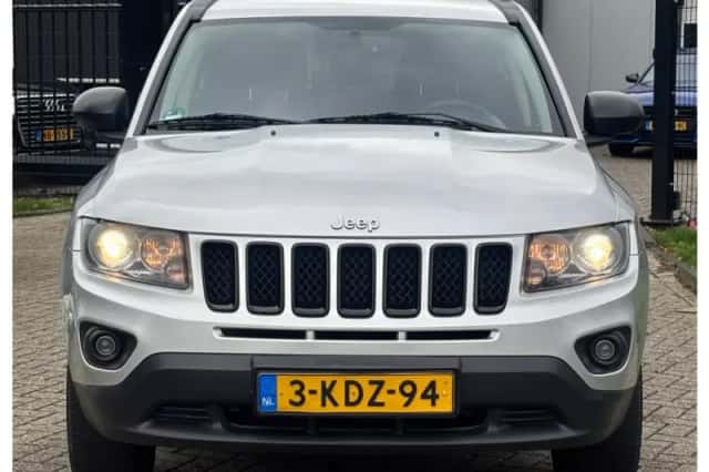 Jeep Compass (2013) thumbnail 2