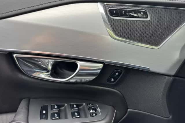 Volvo XC90 (2015) thumbnail 17