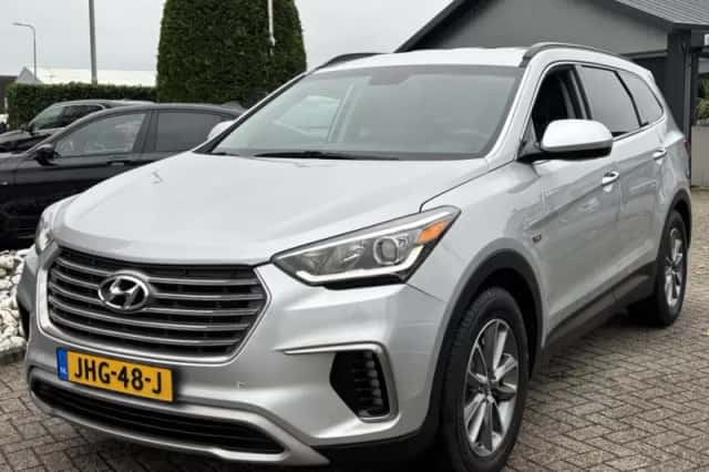Hyundai Santa Fe (2017) thumbnail 1