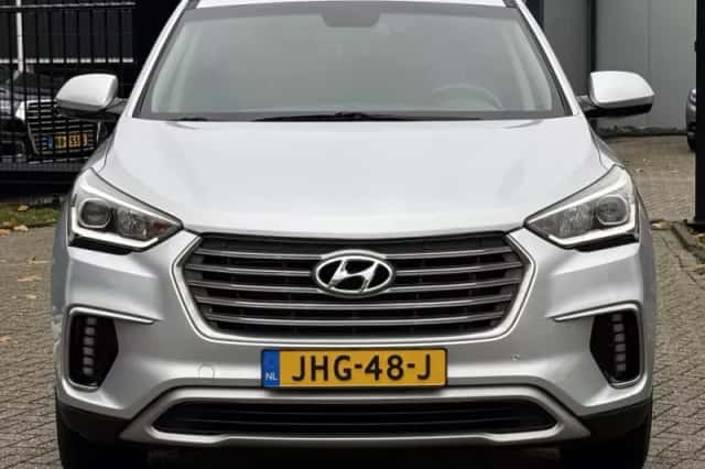 Hyundai Santa Fe (2017) thumbnail 2