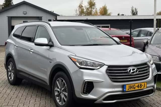 Hyundai Santa Fe (2017) thumbnail 3