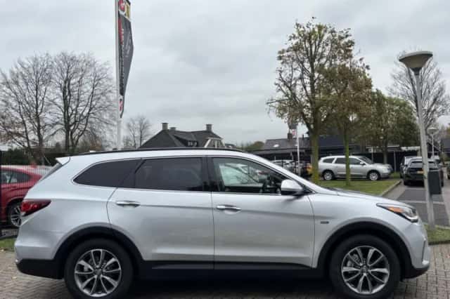 Hyundai Santa Fe (2017) thumbnail 4