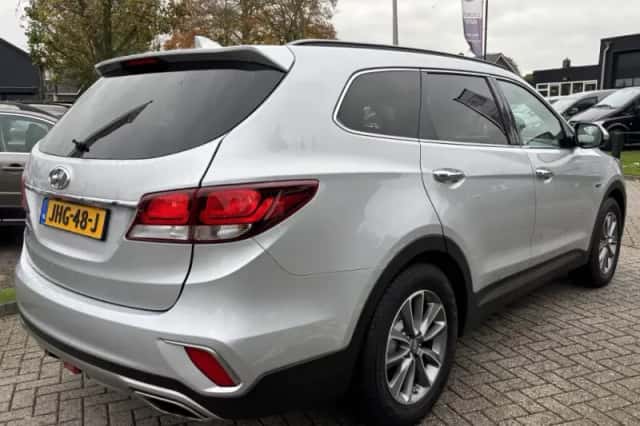 Hyundai Santa Fe (2017) thumbnail 5
