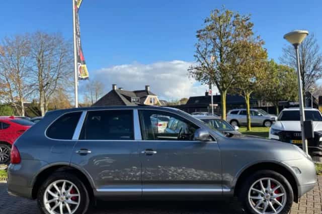 Porsche Cayenne (2004) thumbnail 6