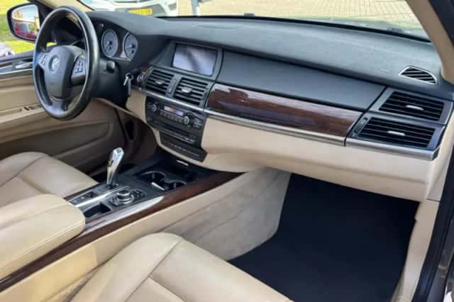 BMW X5 (2012) thumbnail 9