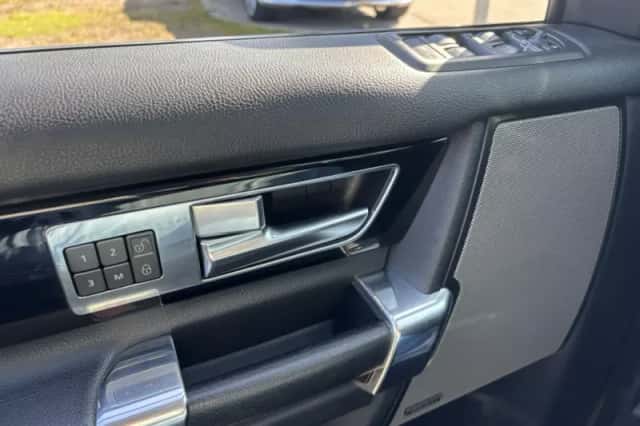 Land Rover Discovery (2014) thumbnail 18