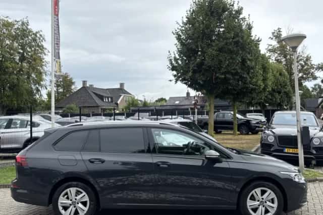 Volkswagen Golf (2021) thumbnail 4