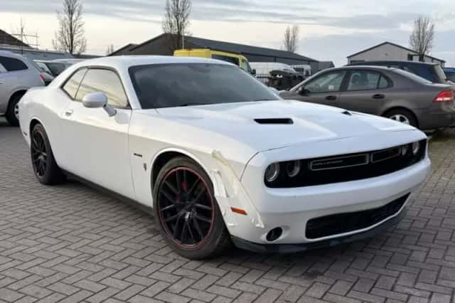 Dodge Challenger (2016) thumbnail 2