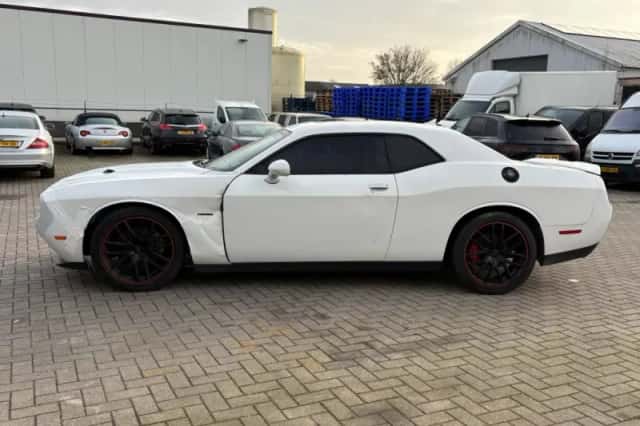 Dodge Challenger (2016) thumbnail 3