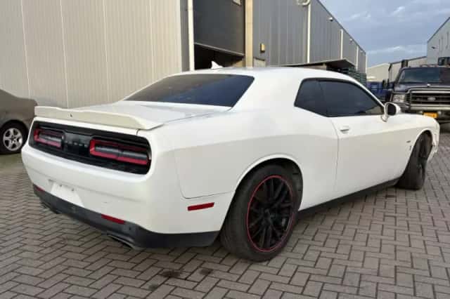 Dodge Challenger (2016) thumbnail 5