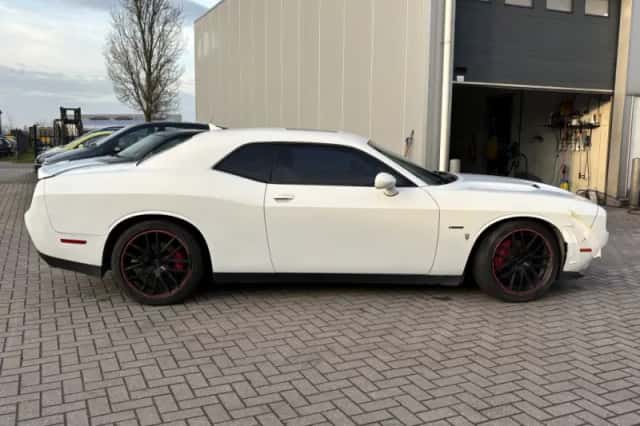 Dodge Challenger (2016) thumbnail 6
