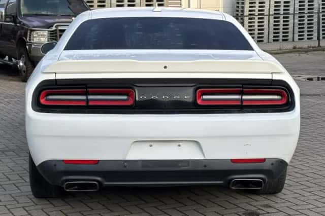 Dodge Challenger (2016) thumbnail 10
